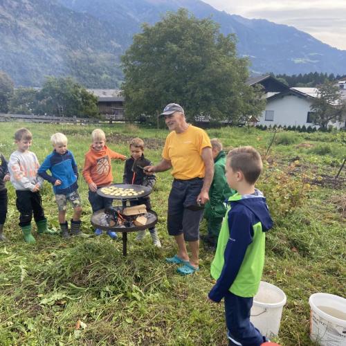 Die Kinder bekommen Kartoffelchips