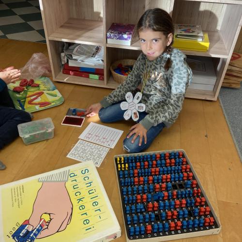 Kind mit Stempel