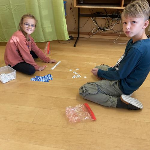 Kinder am Boden