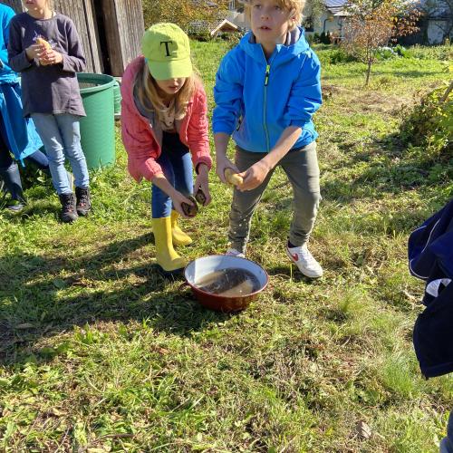 Kinder im Garten