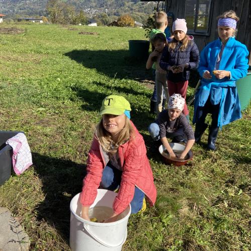 Kinder im Garten