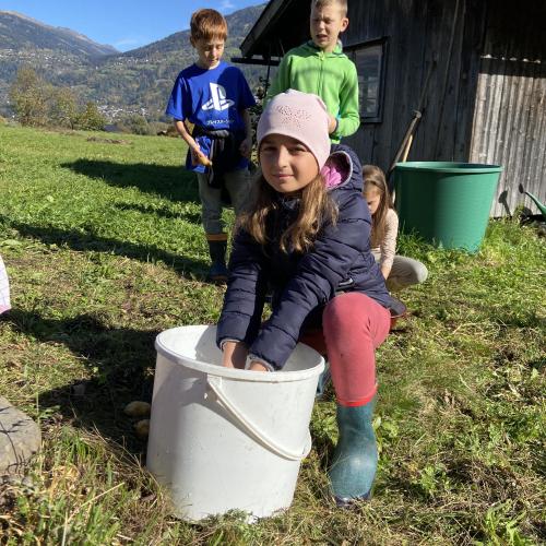 Kinder im Garten