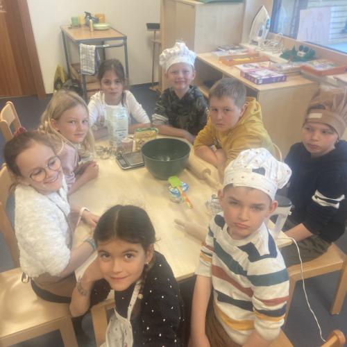 Kinder backen Kekese
