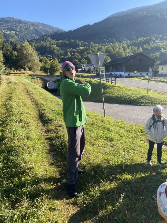 Mann zeigt auf Tunnel