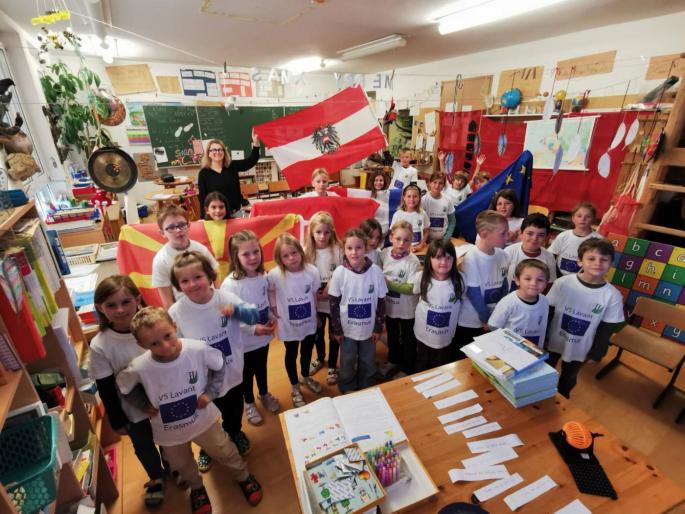 Kinder in Schulklasse