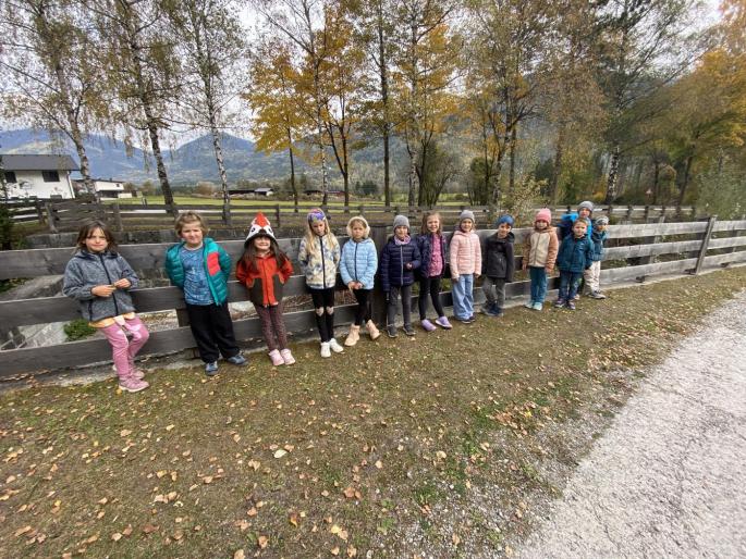 Kinder am Zaun