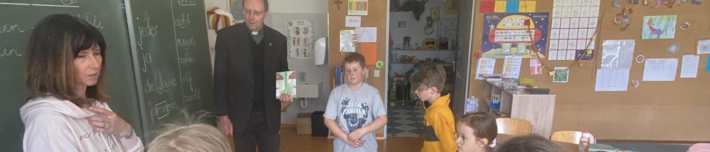 Kinder mit Priester