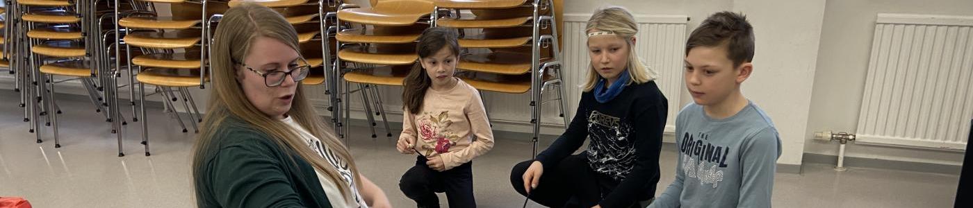 Kinder beim Musizieren