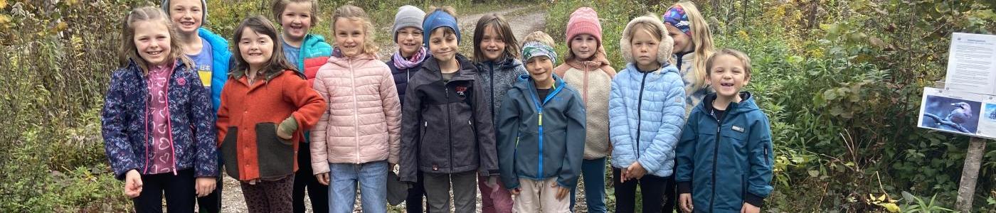 Kinder im Wald