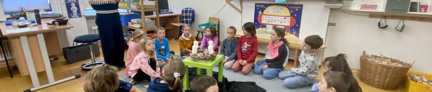 Kinder mit Adventkranz