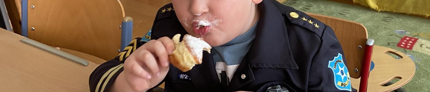 Kind isst Faschingskrapfen