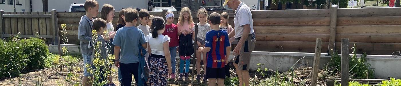 Schulkinder im Garten