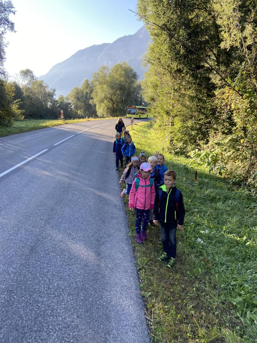 Kinder am Straßenrand