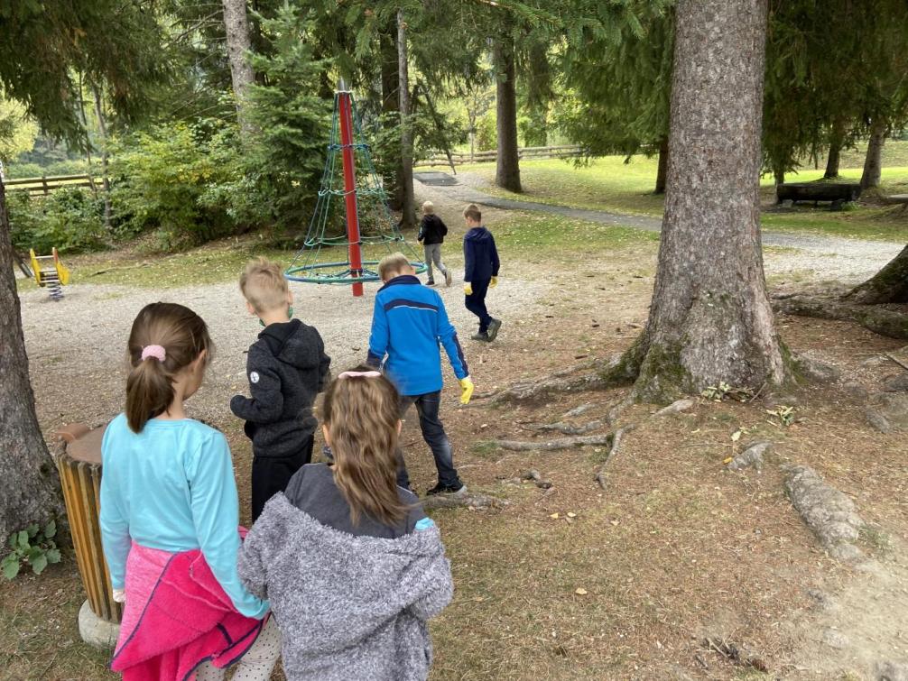 Kinder suchen Müll