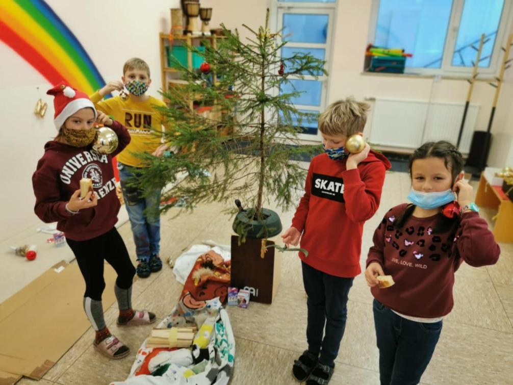 Kinder mit Christbaum