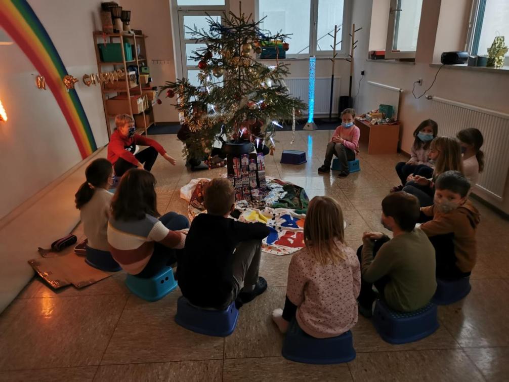 Kinder um Christbaum