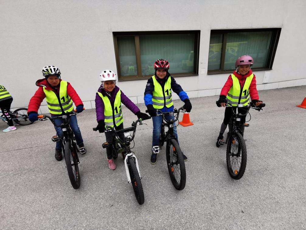 Kinder am Fahrrad