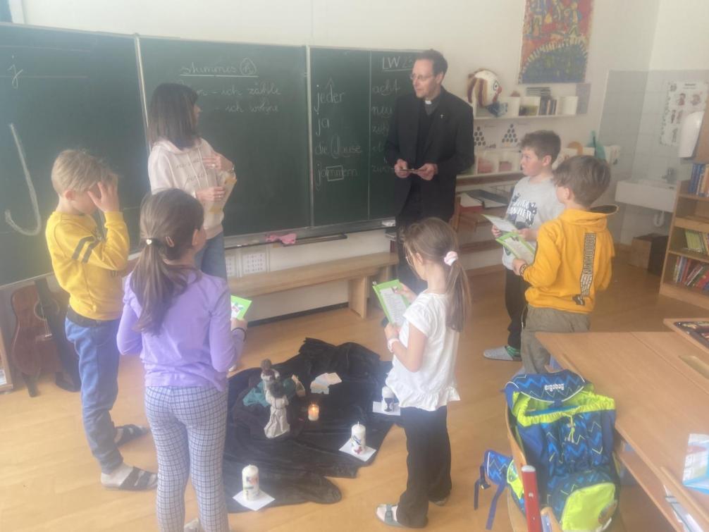 Kinder mit Priester