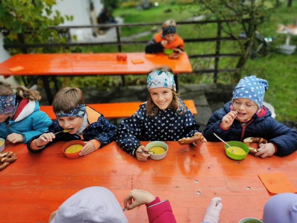 Kinder im Garten