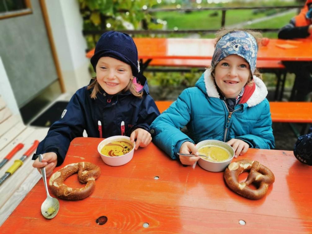 Kinder im Garten