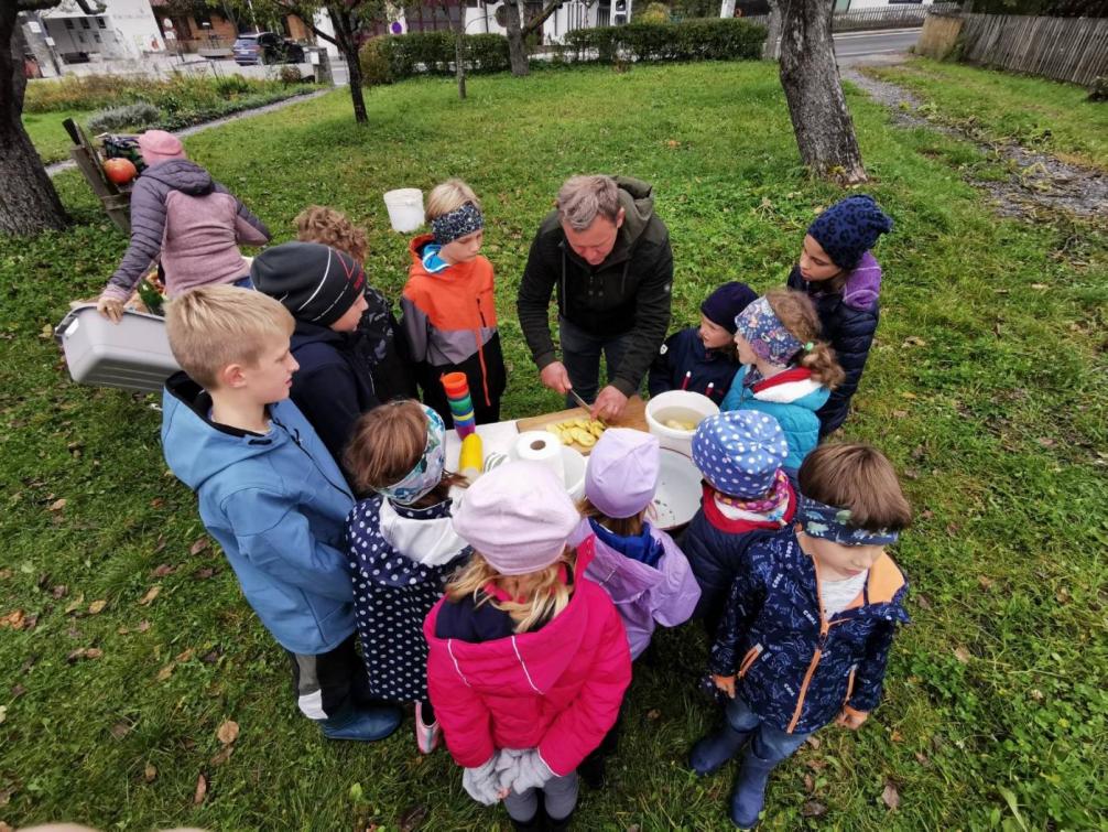 Kinder im Garten