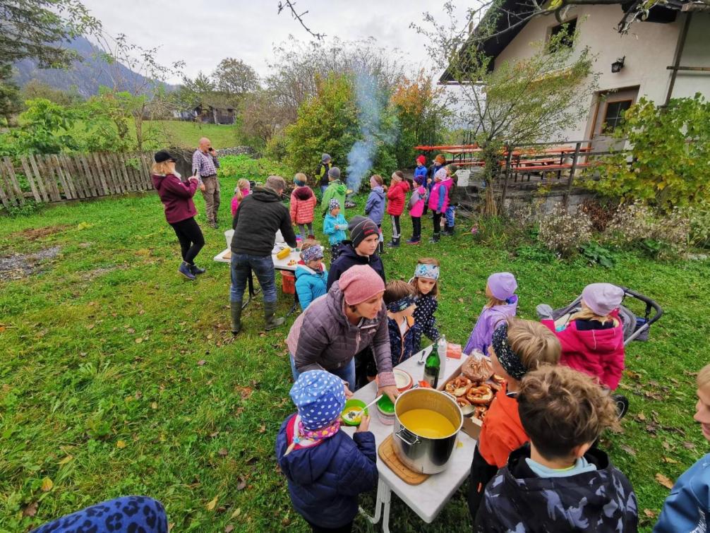 Kinder im Garten