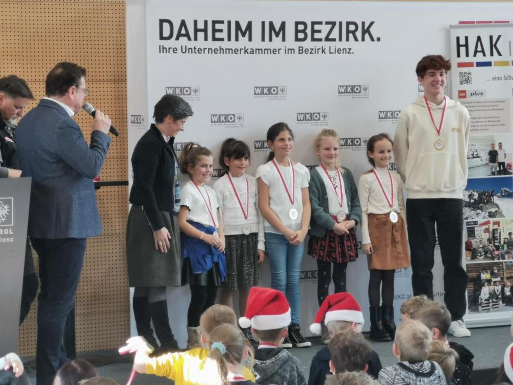 Kinder mit Medaille