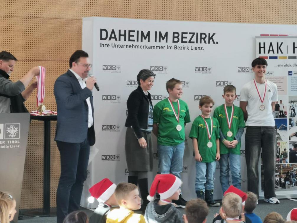 Kinder mit Medaille