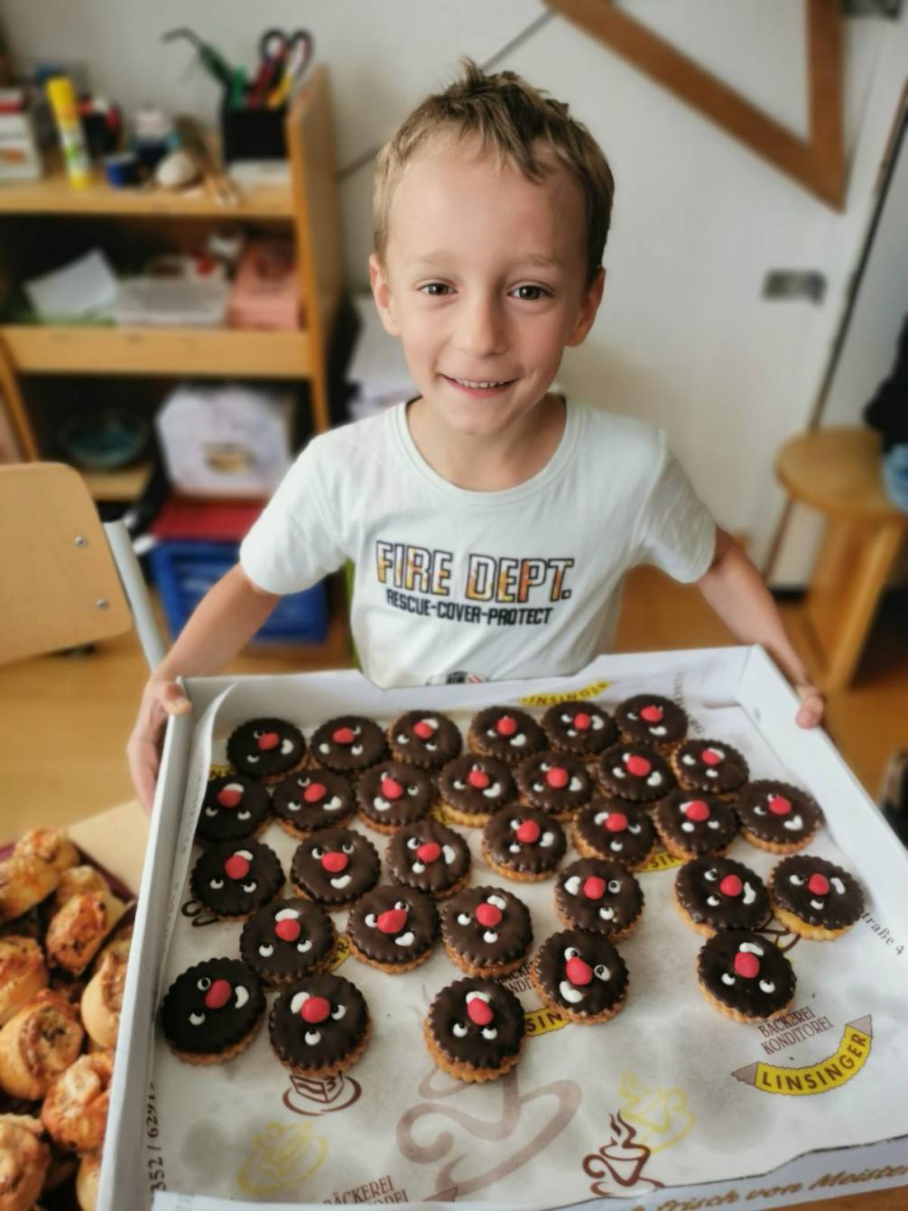 Kind mit Kuchen