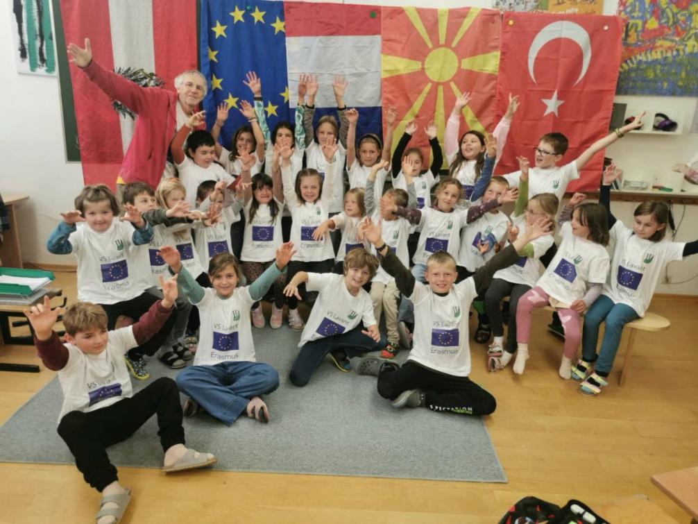 Kinder in Klasse mit Flaggen