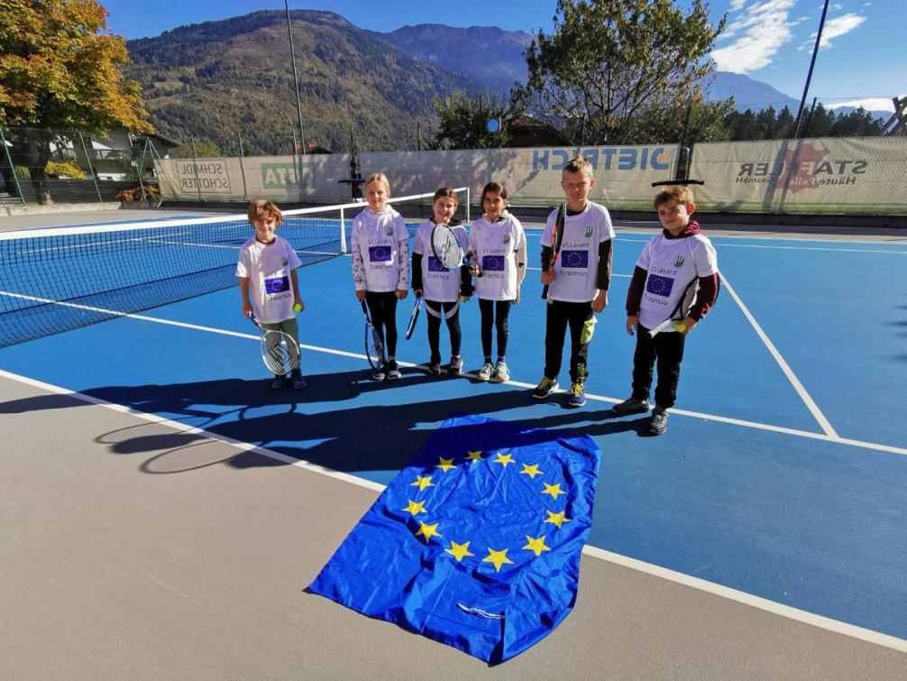Kinder am Tennisplatz
