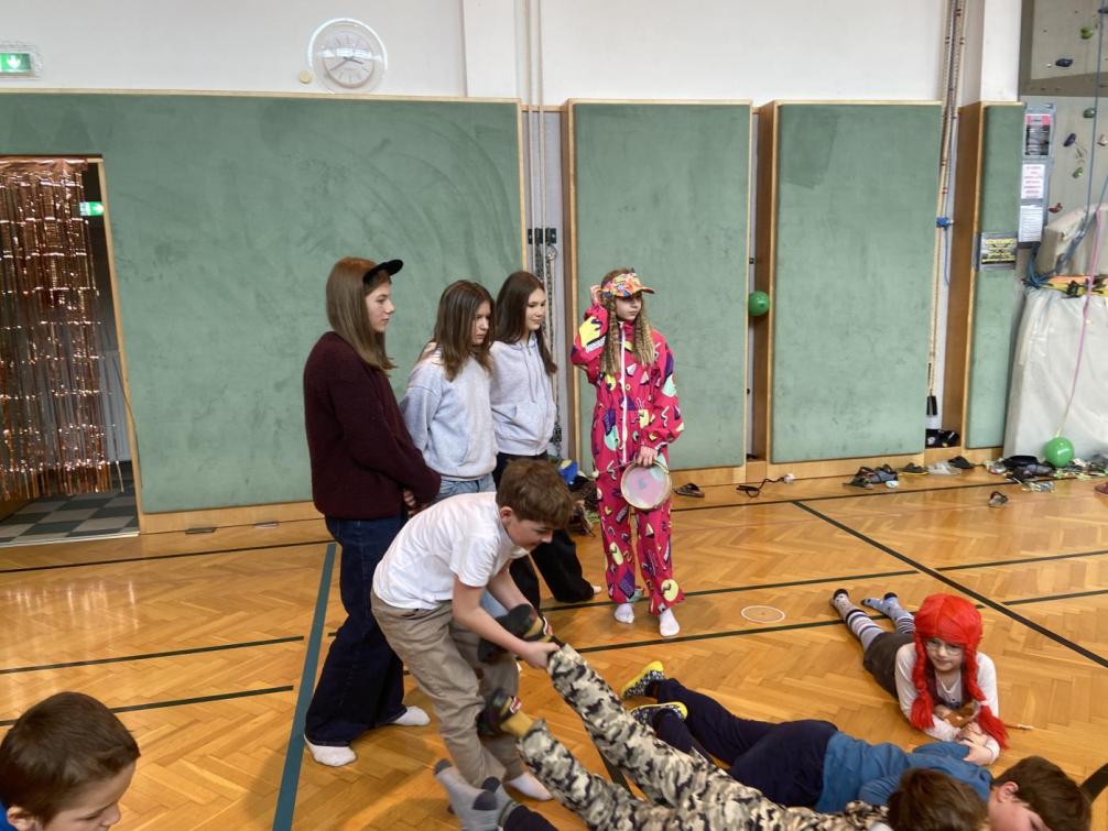 Kinder im Turnsaal - Fasching