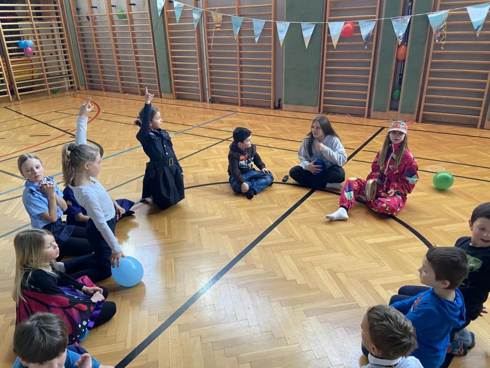 Kinder im Fasching - Turnsaal