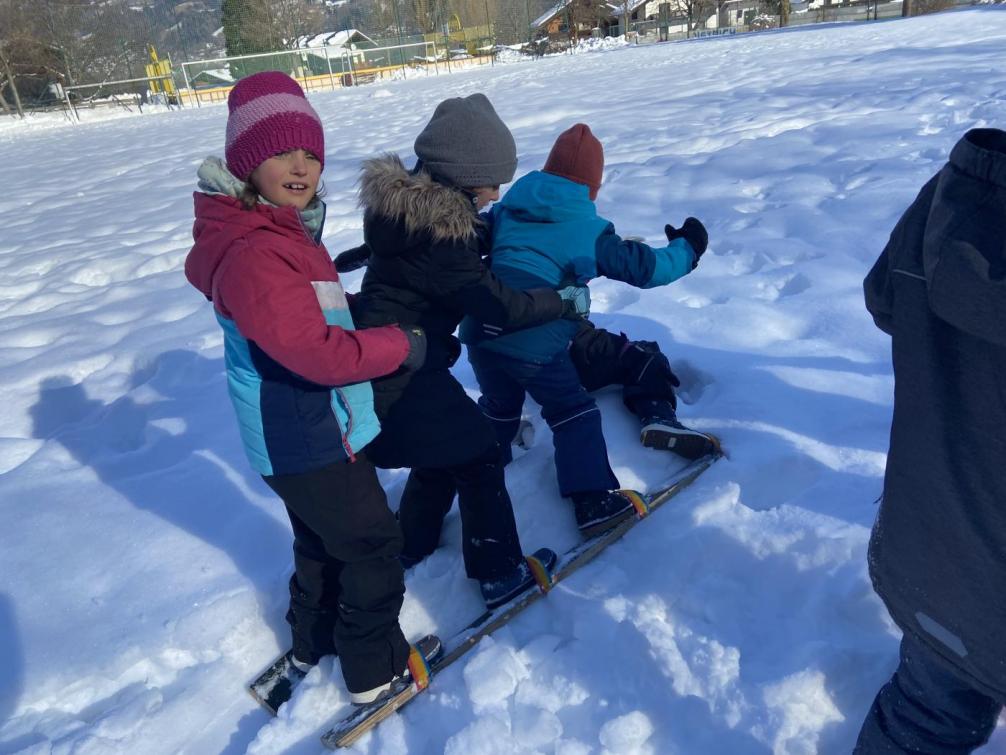 Schüler im Schnee