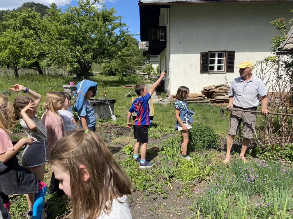 Kinder im Garten