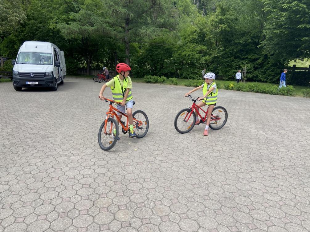 Kinder bei Radfahrführerschein