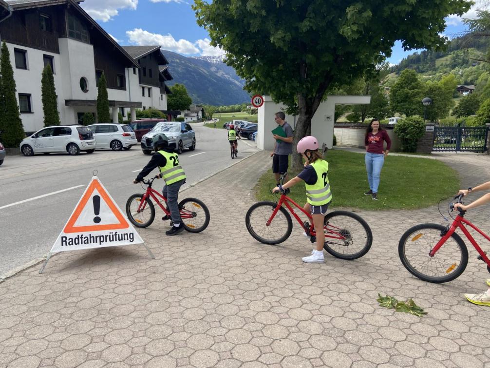 Kinder bei Radfahrführerschein