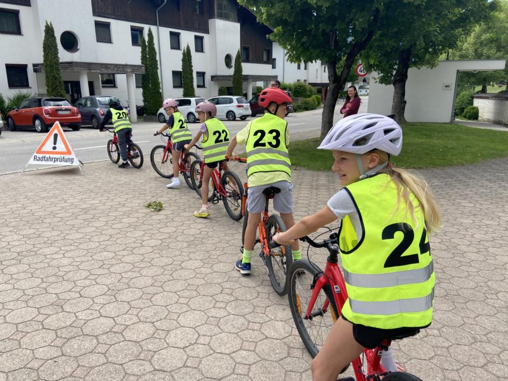 Kinder bei Radfahrführerschein