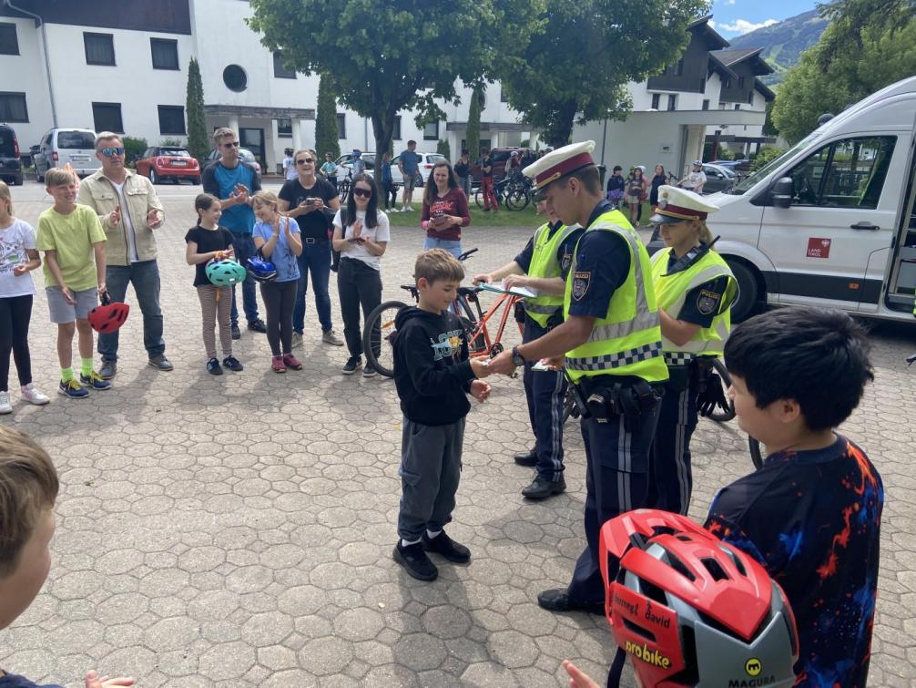 Kinder bei Radfahrführerschein