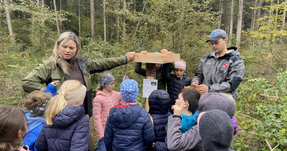 Kinder mit Förster
