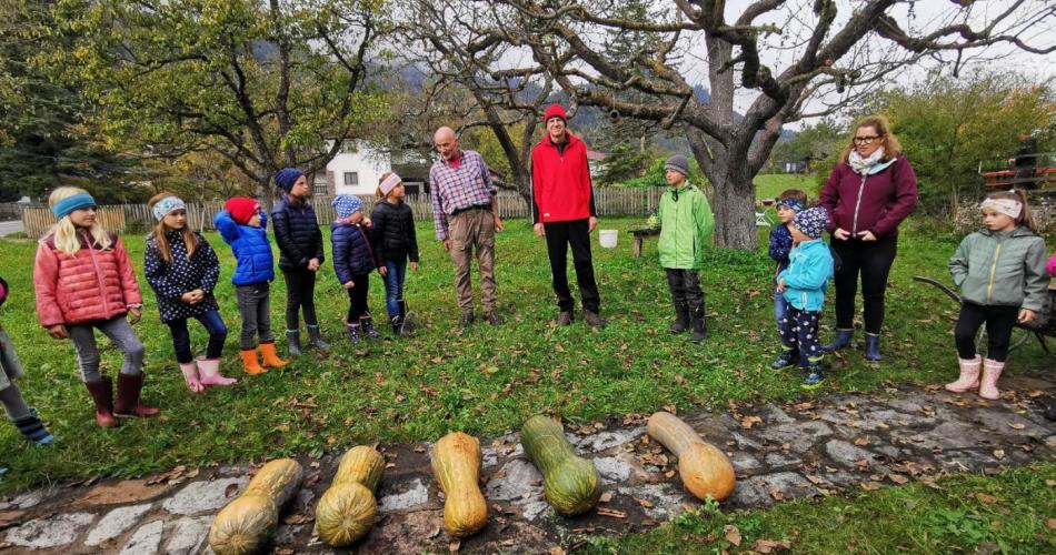 Kinder und Kürbis