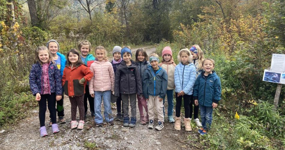Kinder im Wald