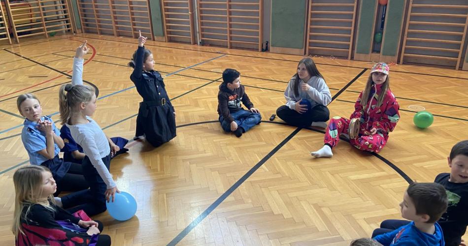 Kinder im Turnsaal