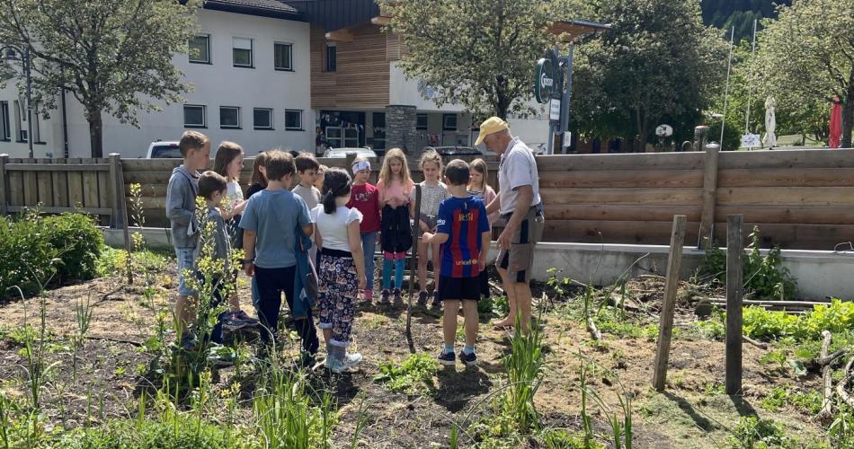 Schulkinder im Garten